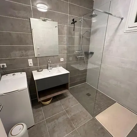 45m, Proche Centre Ville, Pas De Wifi, Place Parking Devant Aurillac