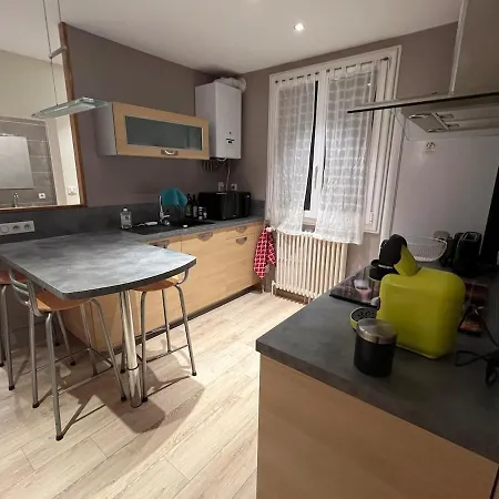 45m, Proche Centre Ville, Pas De Wifi, Place Parking Devant *