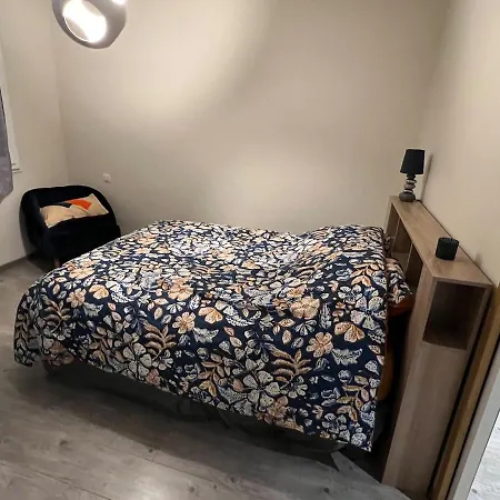 45m, Proche Centre Ville, Pas De Wifi, Place Parking Devant