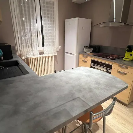 45m, Proche Centre Ville, Pas De Wifi, Place Parking Devant Aurillac