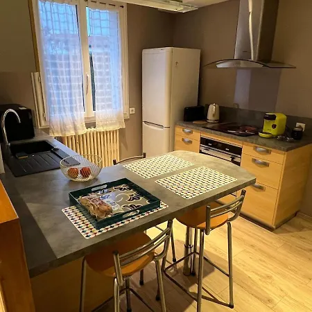 45m, Proche Centre Ville, Pas De Wifi, Place Parking Devant *